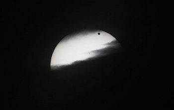 Sole e Venere che giocano con le nuvole
